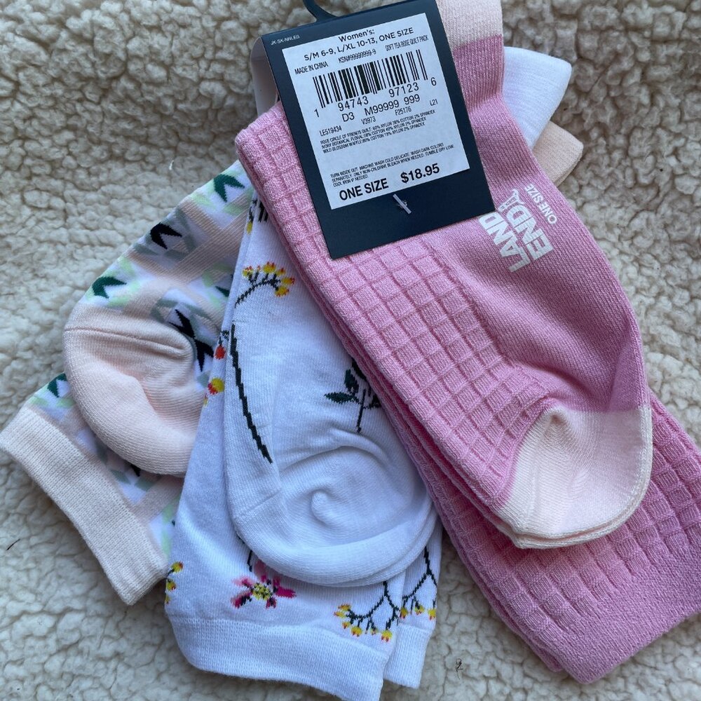 Lands' End Women's 3-Pack Patterned Crew Socks, NWT - Picture 3 of 4